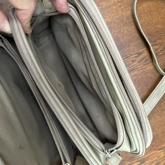 Crossbody 2shoulder bag Leather Patches-tons of sections. Vinyl & gold trim. - Picture 7 of 13